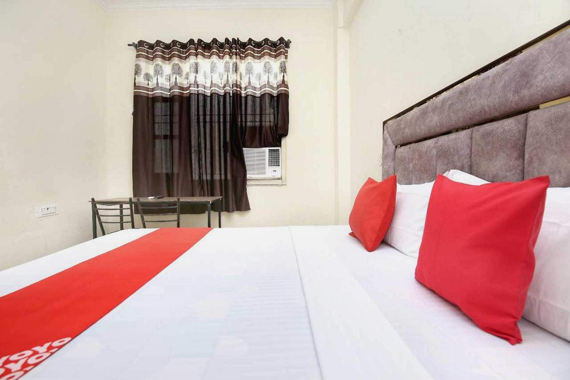 Oyo 91941 Hotel Golden Crown Sirhind Kültér fotó