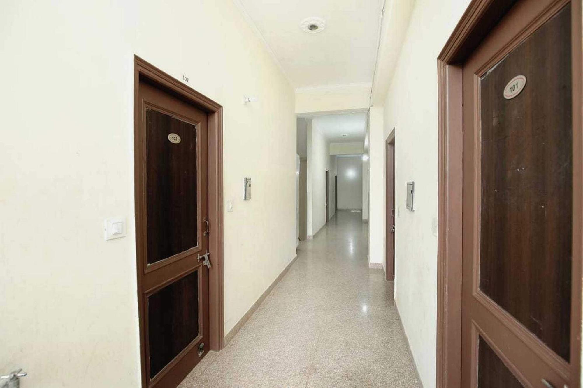Oyo 91941 Hotel Golden Crown Sirhind Kültér fotó
