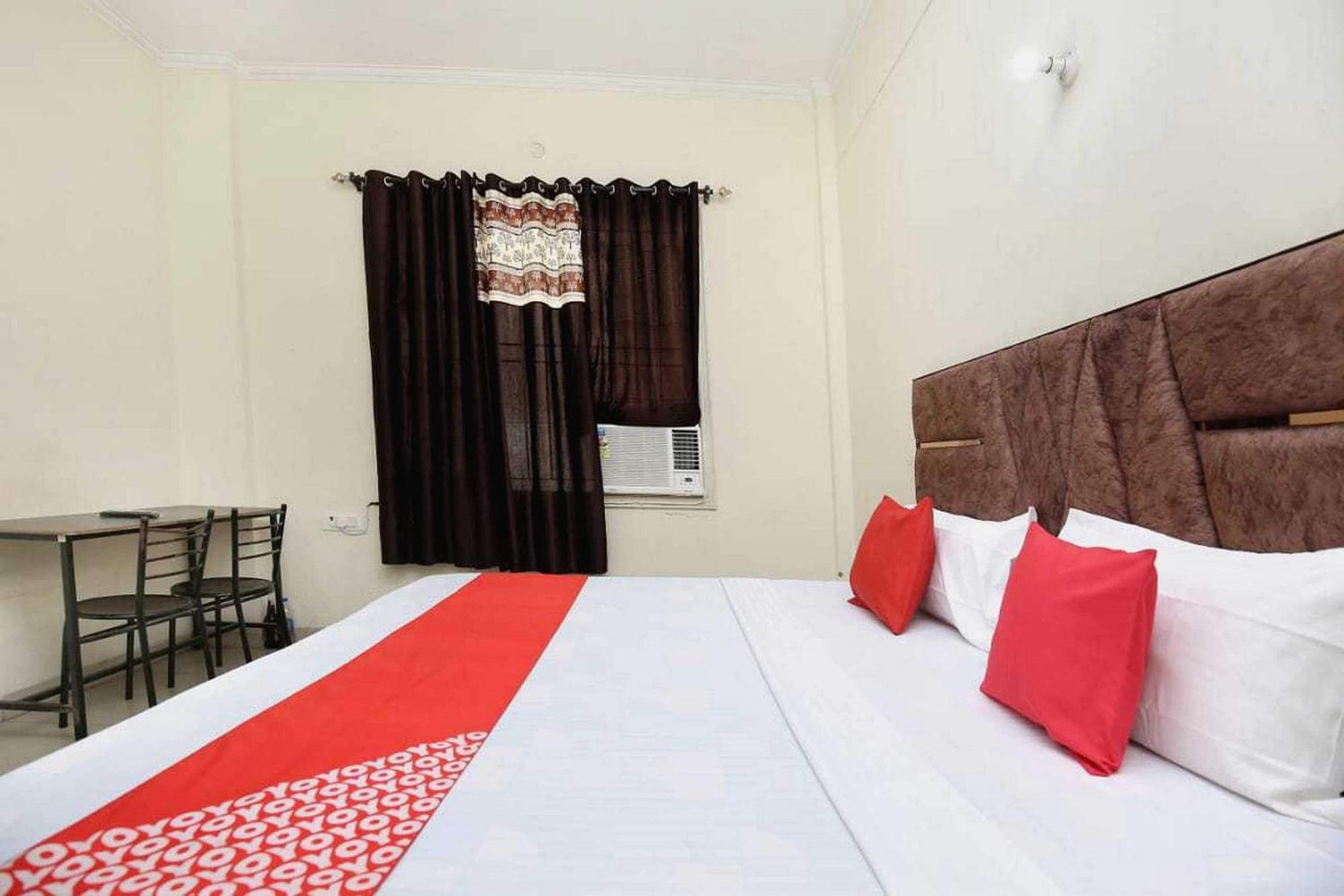 Oyo 91941 Hotel Golden Crown Sirhind Kültér fotó